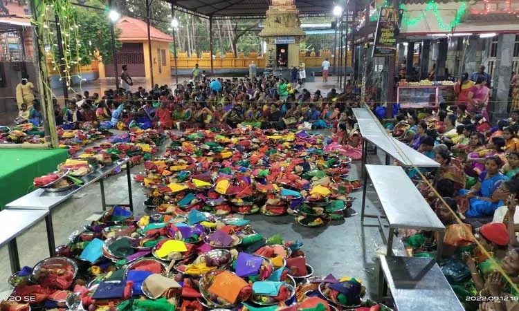 புகழ்பெற்ற கோவிலில் ஆவணி திருவிழா…. சுமங்கலி பூஜையில் கலந்து கொண்ட பெண்கள்….!!!