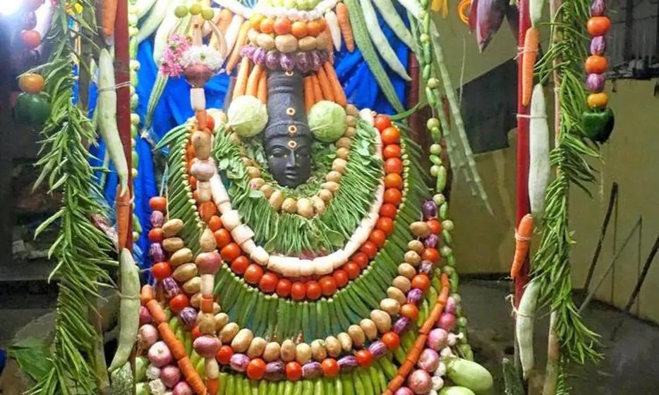 ஆவணி வெள்ளிக்கிழமையை முன்னிட்டு…. அம்மனுக்கு காய்கறி அலங்காரம்….. ஏராளமான பக்தர்கள் தரிசனம்…!!