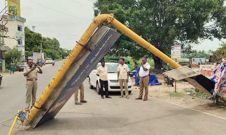 கார் மீது சாய்ந்து விழுந்த கம்பம்….. அதிர்ஷ்டவசமாக தப்பிய உயிர்கள்…. பரபரப்பு சம்பவம்…!!