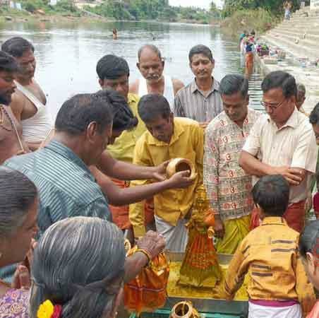 பவானி ஆற்றில்….. அன்பு பிரியாள் அம்மனுக்கு தீர்த்தவாரி….. திரளான பக்தர்கள் தரிசனம்….!!!