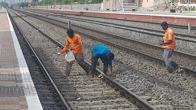 கடவுளே! விபத்துகள் நடக்கக் கூடாது….. தண்டவாளத்திற்கு பூஜை செய்த ரயில்வே ஊழியர்கள்…..!!!!