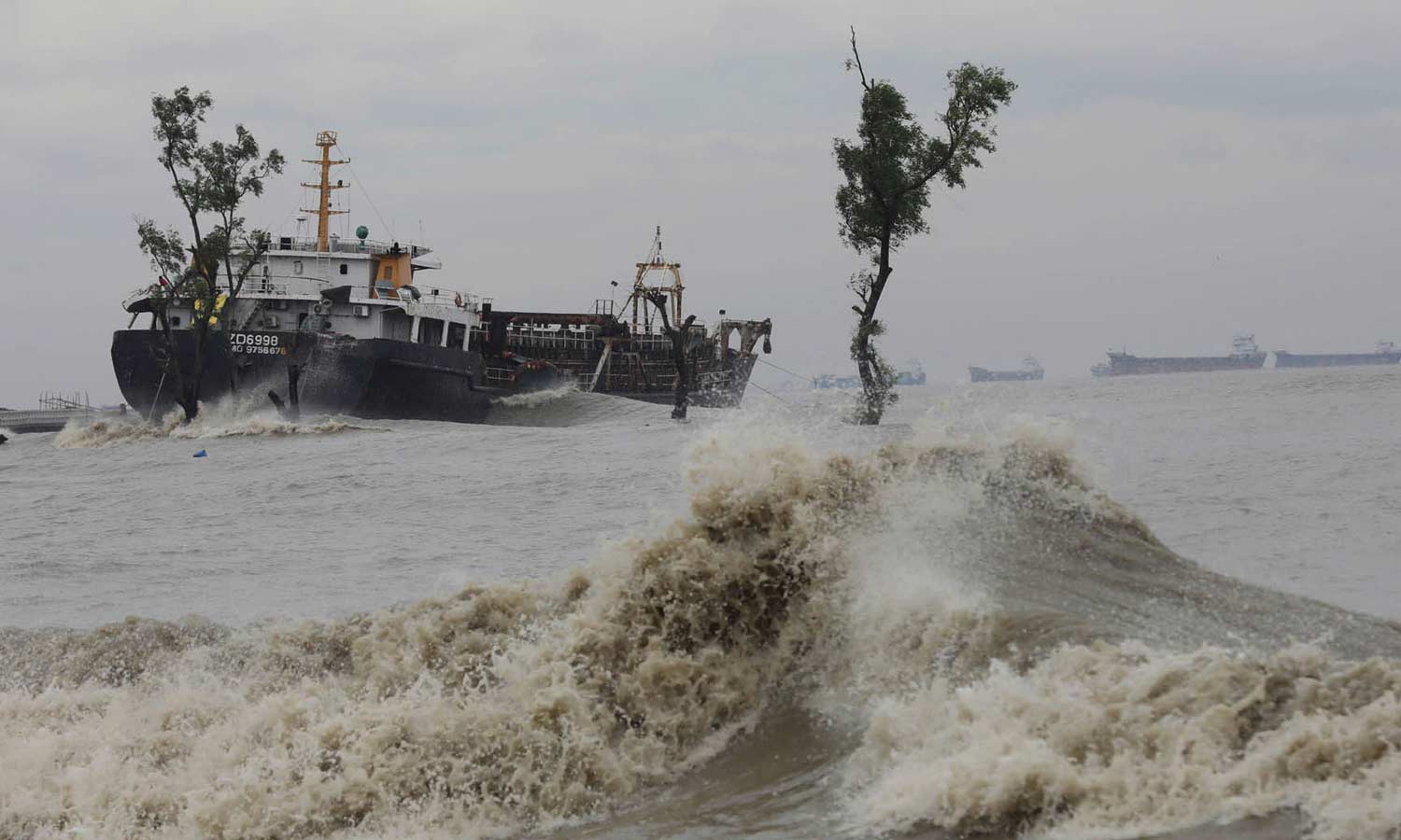 திக் திக் திக்!…. வங்க தேசத்தில் கரையை கடந்த சிட்ரங் புயல்…. 5 பேர் பலி…. அதிர்ச்சி தகவல்….!!!!