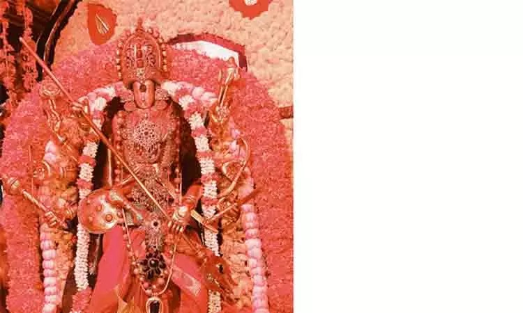 நவராத்திரி 8-ஆம் திருநாள்….. மகிஷாசுரமர்த்தினி கோலத்தில் மீனாட்சி அம்மன்….. திரளான பக்தர்கள் தரிசனம்….!!!