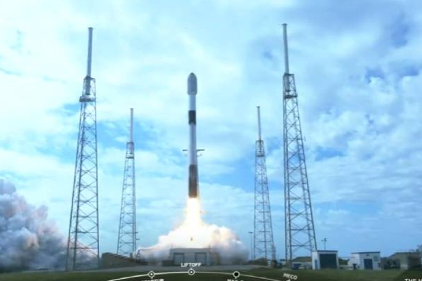 அடடே…. வானில் வெற்றிகரமாக சீறிப்பாய்ந்த…. பால்கன் -9 ராக்கெட்….!!!