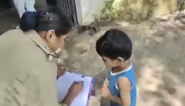 வைரலாகும் வீடியோ…. என் அம்மா சாக்லேட்டை திருடிட்டாங்க”….. காவல் நிலையத்தில் புகார் அளித்த 3  வயது சிறுவன்….!!!!