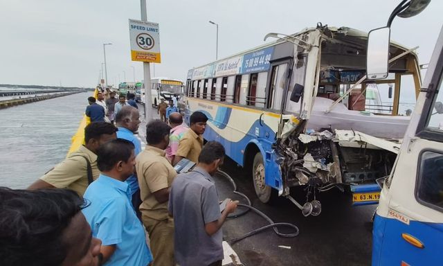 பாம்பன் பாலத்தில் மீண்டும் ஒரு விபத்து….. பேருந்துகள் நேருக்கு நேர் மோதல்….. அதிர்ச்சி….!!!!