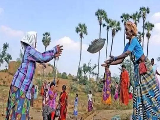 “100 நாள் வேலை திட்டம்” திமுக அரசின் தேர்தல் வாக்குறுதி என்னாச்சு…..? திடீர் போராட்டத்தால் பரபரப்பு….!!!!