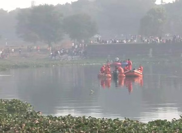 தொங்கு பாலம் விபத்து….. அரசிடம் சான்றிதழ் பெறவில்லையா?…. வெளியான அதிர்ச்சி தகவல்….!!!!