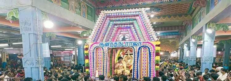 “வீடுபேறு கிடைக்கும்” ஆனந்த நடராஜர் திருக்கோலத்தில் காட்சியளித்த முத்தாரம்மன்….!!!