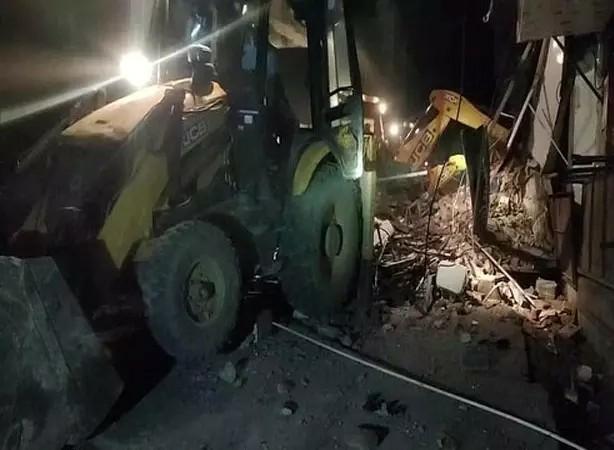 திடீரென இடிந்து விழுந்த மேற்கூரை!…. 4 பேர் காயம்…. பின் நடந்த சம்பவம்….!!!!