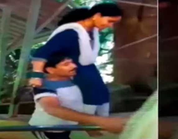 “சவால் விட்ட மனைவி” பொங்கி எழுந்த கணவன்…. தோளில் தூக்கி மலை ஏறி சாகசம்….. வைரலாகும் புகைப்படம்….!!!!