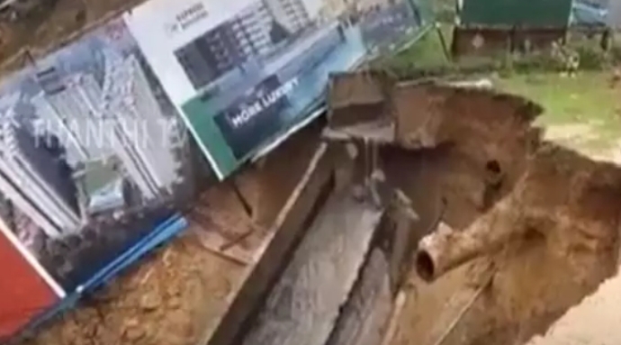 பெரும் பரபரப்பு!!…. திடீரென சாலையில் ஏற்பட்ட  பள்ளம்…. அதிர்ச்சியில் உறைந்த வாகன ஓட்டிகள்….!!!!!