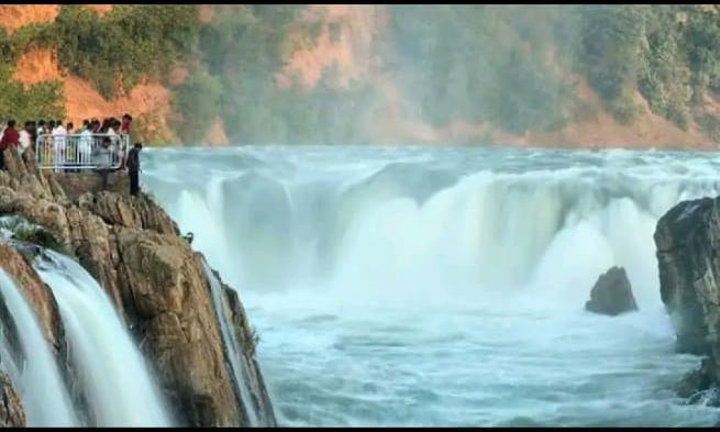 செல்பி எடுக்க முயன்ற சகோதரிகள்!…. நொடியில் பறிபோன 2 உயிர்…. பெரும் சோகம்….!!!!!