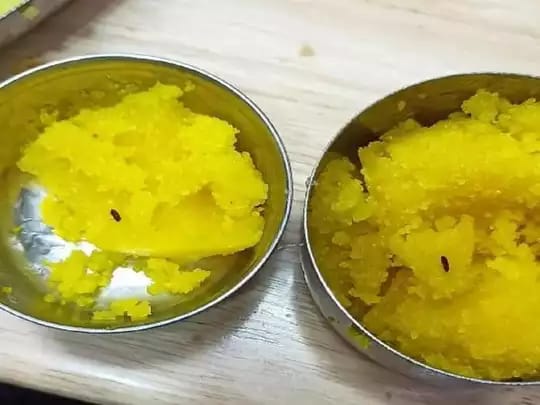 என்னடா இது…! கேசரியை மொய்த்த வண்டுகள்…. ஷாக்கான வாடிக்கையாளர்…. தொடரும் அவலம்….!!!