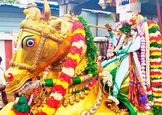 பரிவாரங்களுடன் வீதியில் உலா வந்த கள்ளழகர்…. திரளான பக்தர்கள் பங்கேற்பு….!!!!