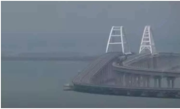 கிரிமியா-ரஷ்யா…. பாலம் துண்டிக்கப்பட்டதற்கு பின்…. படகு போக்குவரத்து தொடக்கம்….!!!!!