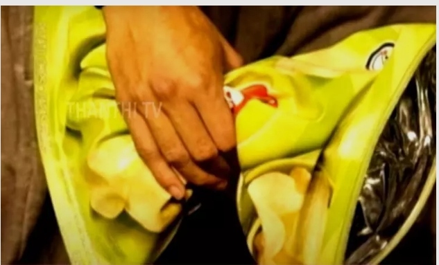 அடேங்கப்பா….! சிப்ஸ்  வடிவிலான பை அறிமுகமா….? விலை எவ்வளவு தெரியுமா….!!!!