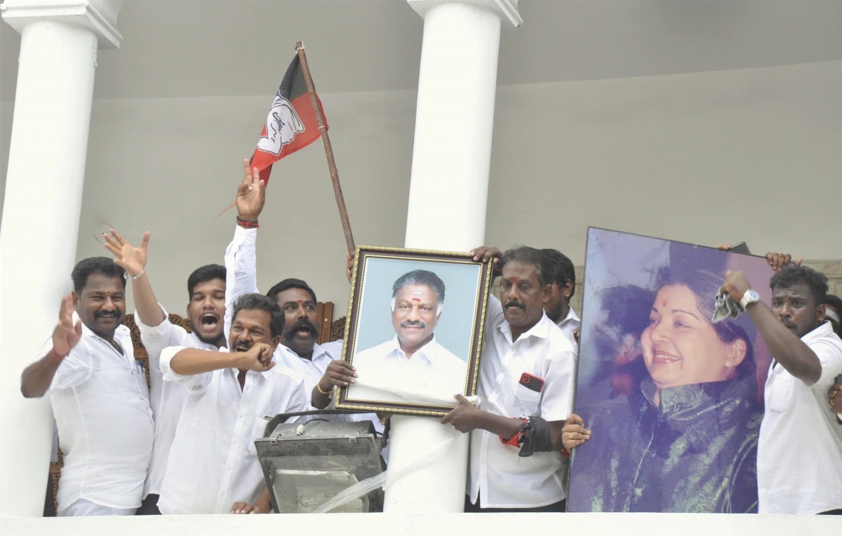 மெதுவா எட்டி பார்த்த ஓபிஎஸ்…! அப்படியே வலைக்குள்ள போய்ட்டாரு… கவலை இல்லாதADMK ..!!