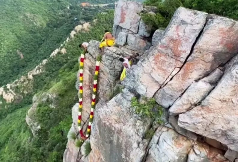 திருப்பதி செல்லும் வழியில்….. 3,000 அடி உயர மலைக்குன்றில் காட்சி புரியும் ஏழுமலையான்….. மாலை அணிவித்து பக்தர்கள் பரவசம்….!!!!