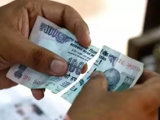 ஏடிஎம்மில் கிழிந்த ரூபாய் நோட்டுகள் வந்தால் என்ன செய்வது…..? கண்டிப்பாக இத தெரிஞ்சுக்கோங்க….!!!!