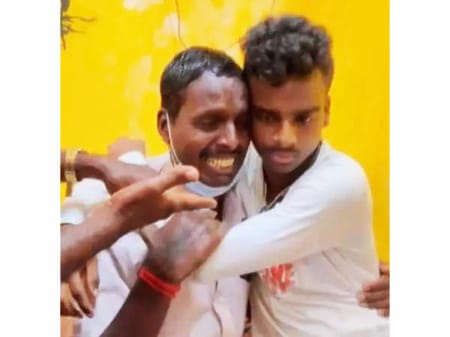 “1 வருடத்திற்கு முன் காணாமல் போன மகன்”….. கட்டித்தழுவி முத்தமிட்ட தந்தை…. நெகிழ வைக்கும் சம்பவம்…!!!!!!