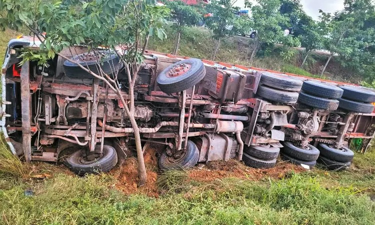 பள்ளத்தில் கவிழ்ந்த லாரி….. 2 பேர் பலி; 3 பேர் படுகாயம்….. கோர விபத்து….!!!