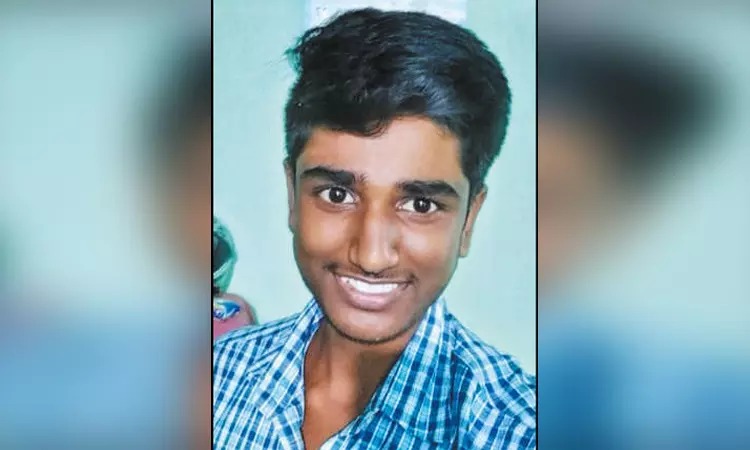 படிக்கட்டில் தொங்கியபடி பயணித்த பள்ளி மாணவர்…. நொடியில் பறிபோன உயிர்…. பரபரப்பு சம்பவம்…!!!