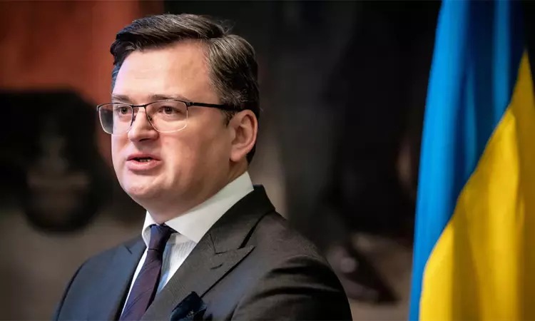 ஆயுதங்கள் வழங்குவதை நிறுத்துங்கள்…. உக்ரைன் வெளியுறவுத்துறை மந்திரியின் வலியுறுத்தல்….!!!!