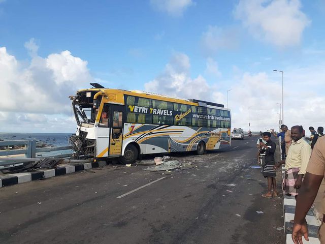 பேருந்துகள் நேருக்கு நேர் மோதல்: 15 பேர் காயம்…. திக் சம்பவம்..!!!!