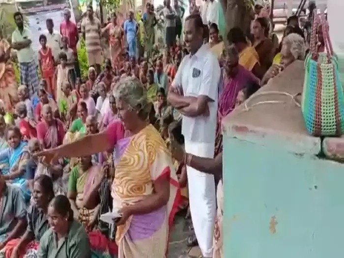 இலவசமே வேண்டாம்…. காசு கொடுக்கிறோம்… எங்களுக்கு மரியாதை முக்கியம்… ஆவேசமாக பேசிய பெண்….!!!!