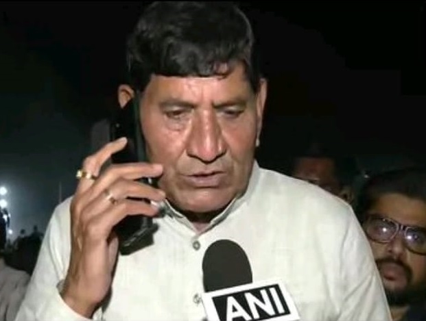 அடக்கடவுளே…! தொங்கு பாலம் விபத்தில்… 12 உறவினர்களை இழந்த குஜராத் MP….!!!!