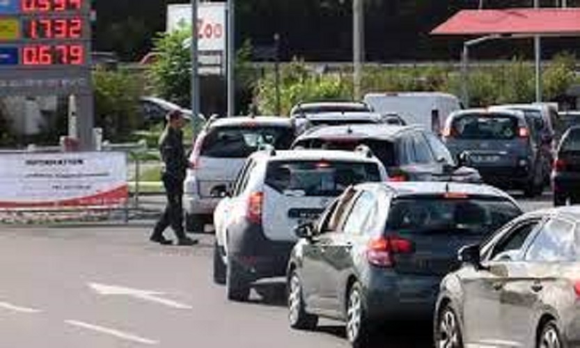 பாதிப்படைந்த பெட்ரோல் விநியோகம்… வரிசையில் காத்திருப்பவர்களிடையே மோதல்…!!!