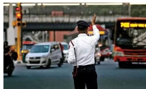 “கார் கண்ணாடியில் ஒட்டப்பட்ட ஸ்டிக்கரை நீக்க சொன்ன போலீஸ்”… சரமாரியாக தாக்கிய நபர்… நடந்தது என்ன..?