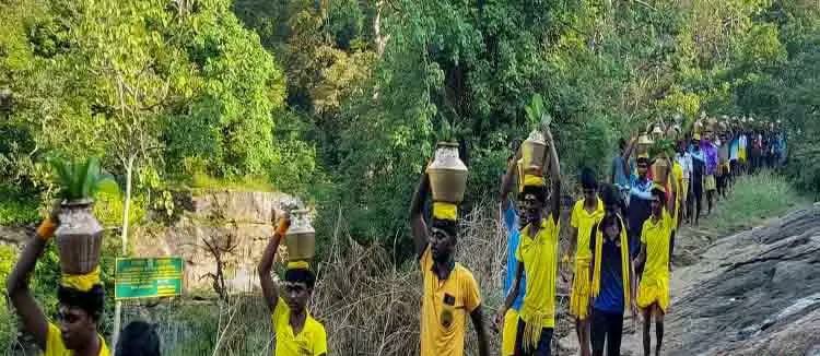 “தீர்த்தம் எடுக்கும் நிகழ்ச்சி” 28 கி.மீ தூரம் பாதயாத்திரையாக வந்த வாலிபர்கள்….. திரளான பக்தர்கள் சாமி தரிசனம்….!!!