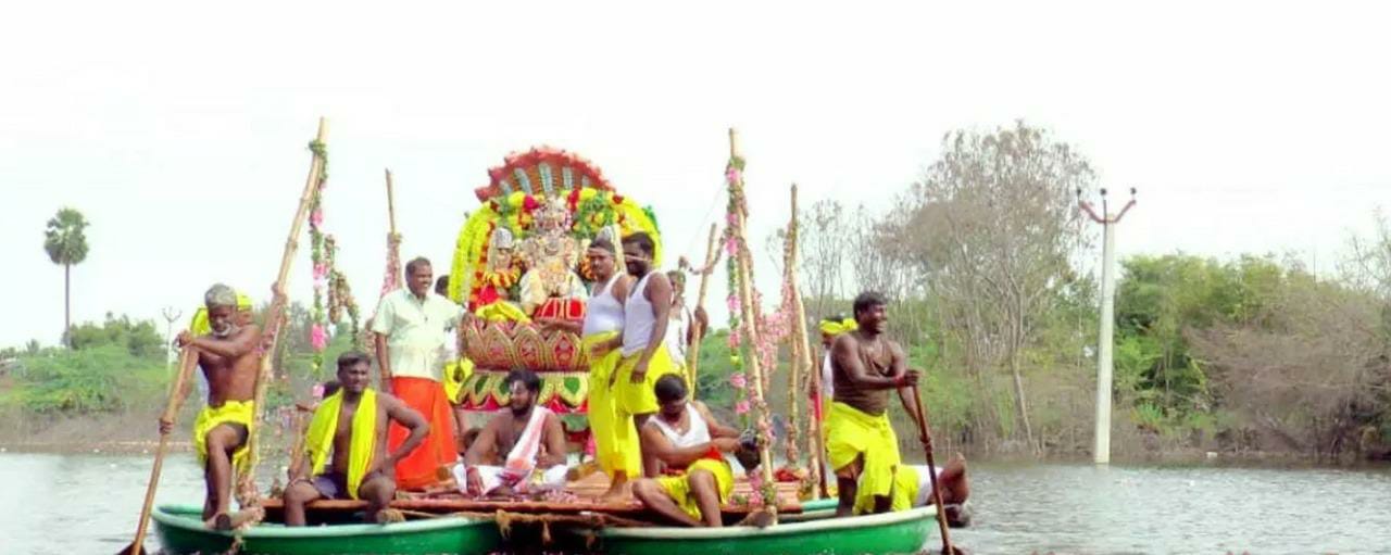 “சௌந்தரராஜ பெருமாள் தெப்பத்தேர் உற்சவம்” மலர் தூவி வழிபட்ட பக்தர்கள்….!!!!