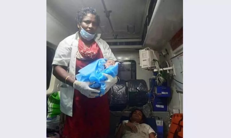 நள்ளிரவில் பிரசவ வலியில் துடித்த பெண்….. ஆம்புலன்சில் பிறந்த குழந்தை…. மகிழ்ச்சியில் உறவினர்கள்….!!