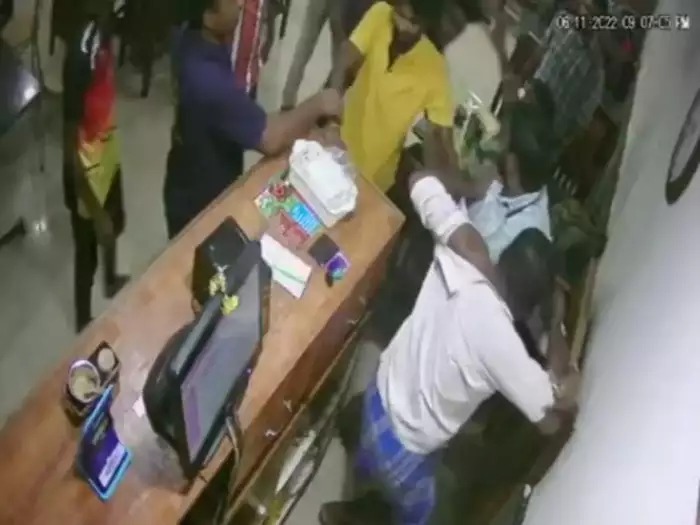 “எங்க கிட்டயே பில் கேட்கிறீயா”….. தனியார் ஹோட்டல் சப்ளையரை அடித்து உதைத்த வாலிபர்கள்…. பதற வைக்கும் சம்பவம்…!!!!