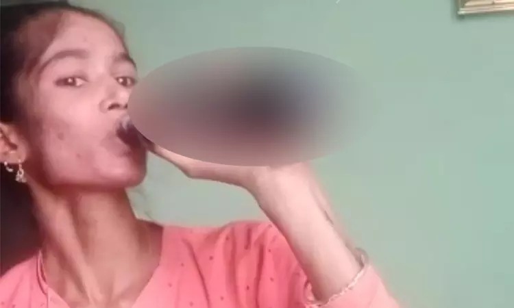 பரபரப்பு : சாரி மாமா… உன்னால் தான் நான் சாகிறேன்… விஷம் குடிக்கும் வீடியோவை காதலனுக்கு அனுப்பிய மாணவி..!!!