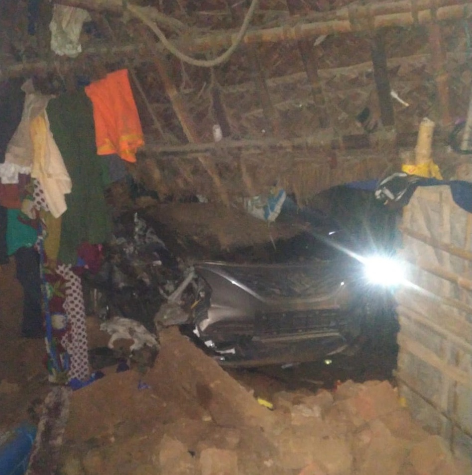 தாறுமாறாக ஓடி வீட்டிற்குள் புகுந்த கார்…. காயமடைந்த 3 பேர்…. கோர விபத்து…!!!