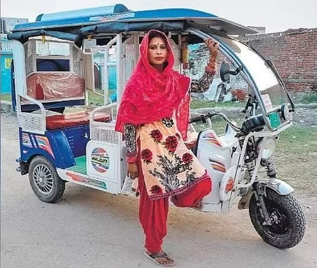 3 குழந்தைகளின் தாய் மின் ஆட்டோ ஓட்டுனரானது எப்படி?… மெய்சிலிர‌‌ வைக்கும் பின்னணி….!!!