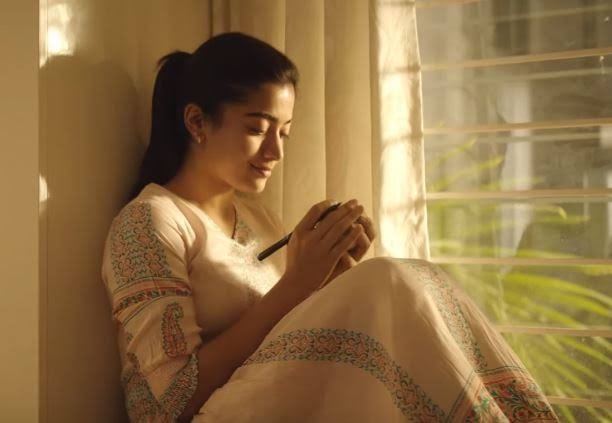 பணக்கஷ்டத்தால் 2 மாதங்களுக்கு ஒரு முறை வீடு மாற்றம்….. ஒரு பொம்மை கூட வாங்க வழியில்ல….. மனதை உருக்கும் ராஷ்மிகாவின் பேட்டி….!!!!!