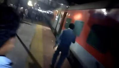 ரயிலில் திடீர் தீ விபத்து…. அச்சத்தில் பதறிய பயணிகள்…. அதிகாரிகளின் துரித செயல்….!!!!