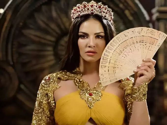 ராணி கெட்டப்பில் கூட இவ்வளவு கவர்ச்சியா….? கவர்ச்சி புயல் சன்னி லியோனின் லேட்டஸ்ட் ஹாட் கிளிக்ஸ்…. வைரல்….!!!!!