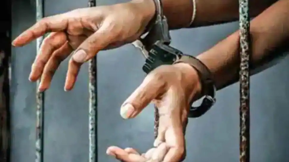 அடக்கொடுமையே!…. நாயையும் விட்டு வைக்கலையா?… அத்துமீறிய வாலிபர்…. கைது செய்த போலீசார்….!!!!