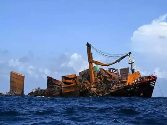 நடுக்கடலில் நிற்கும் கப்பல்….. உயிர் பயத்தில் கழியும் நாட்கள்.‌….. இலங்கை அகதிகள் 300 பேரின் நிலை என்ன…..?