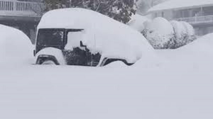 நியூயார்க்கில் வரலாறு காணாத பனிப்பொழிவு…. வீடுகளில் முடங்கிய மக்கள்…. அவசரநிலை பிரகடனப்படுத்திய அதிபர்…!!!