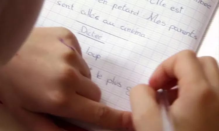 “கையெழுத்து சரியில்லாததால் மாணவனுக்கு நேர்ந்த கொடூரம்”…. ஆசிரியர் மீது நடவடிக்கை….. பரபரப்பு சம்பவம்….!!!!!