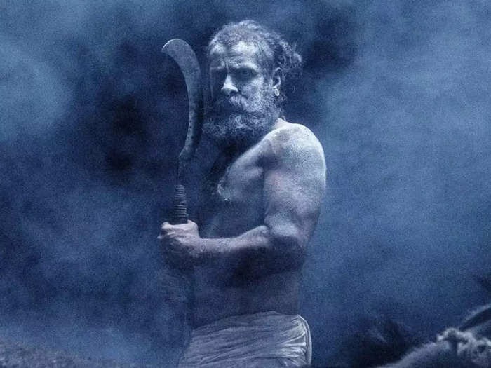 அடடே! சூப்பர்…. “தங்கலான்” படத்திற்காக செம மாஸ் லுக்கில் விக்ரம்… இணையத்தில் வைரலாகும் போட்டோ….!!!