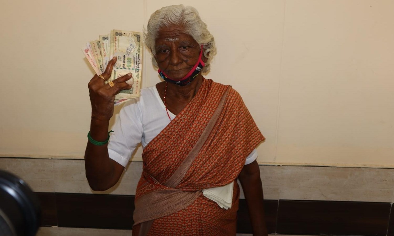 இறந்த மகன் சேர்த்து வைத்த பணம்…. 500, 1000 ரூபாய் நோட்டுகளுடன் கண்ணீர் மல்க மனு அளித்த மூதாட்டி….!!!