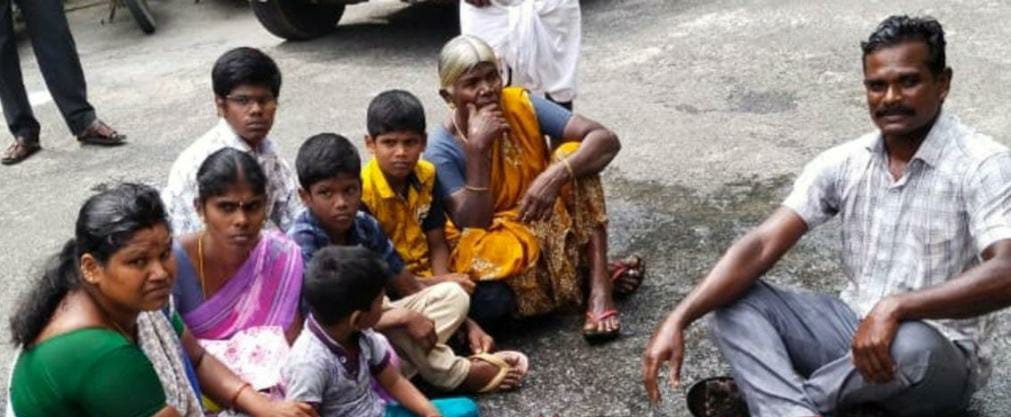 நடவடிக்கை எடுக்கப்படுமா…? தீக்குளிக்க முயன்ற அண்ணன்-தம்பி…. கலெக்டர் அலுவலகத்தில் பரபரப்பு…!!